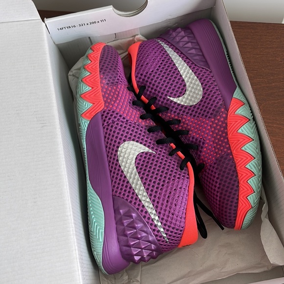 Kyrie Irving 1  'Easter' Edition - Picture 2 of 16